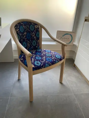 Chaise en bois tissu bleu