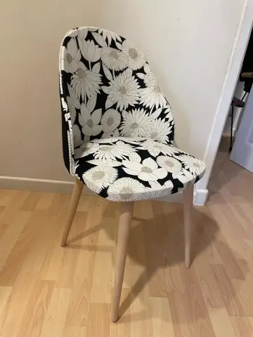 Chaise à fleurs tissu noir et blanc Chaise à fleurs tissu noir et blanc