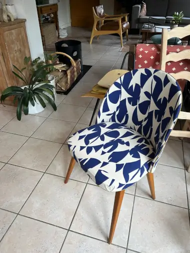 Chaise en tissu bleu et blanc