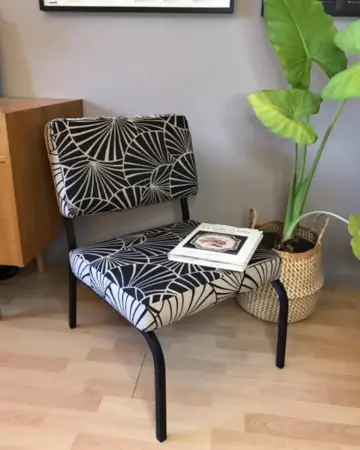 Chaise avec tissu noir et blanc Chaise avec tissu noir et blanc