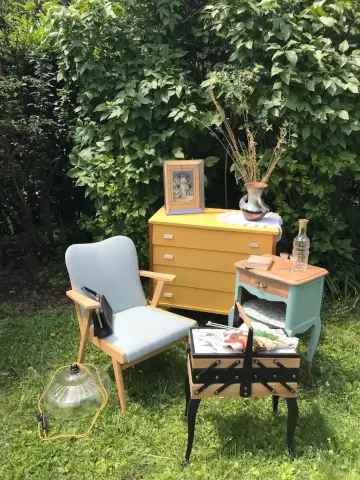 Exposition de meuble de brocante