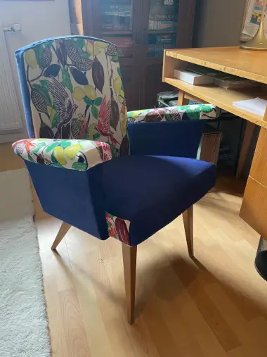 Fauteuil bleu avec motif couleur