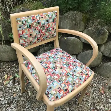Fauteuil en tissu et motif géométrique
