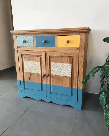 Meuble en bois peint en plusieurs couleurs