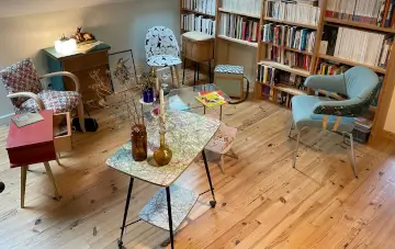 Pièce maison avec meubles rénovés